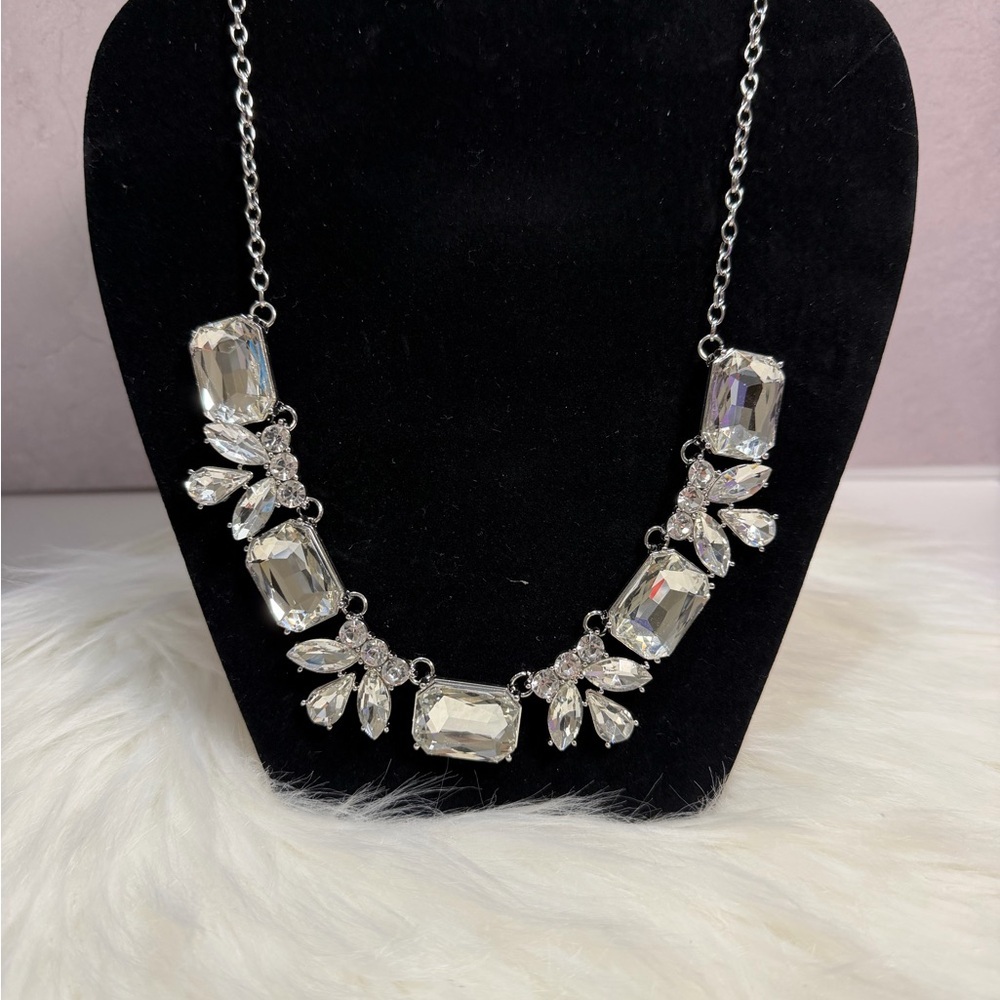 🩷5/$10 Paparazzi Elegant Silver Crystal Necklace